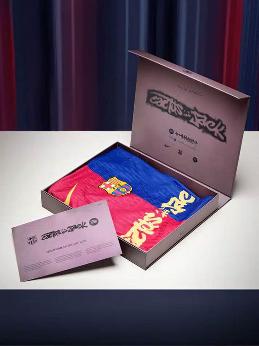 Travis Scott et le FC Barcelone dévoilent un maillot exclusif pour le Clásico 2025